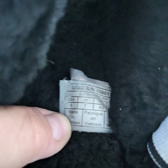 UGG slides Size 9 Used but in nice condition - Picture 3 of 3